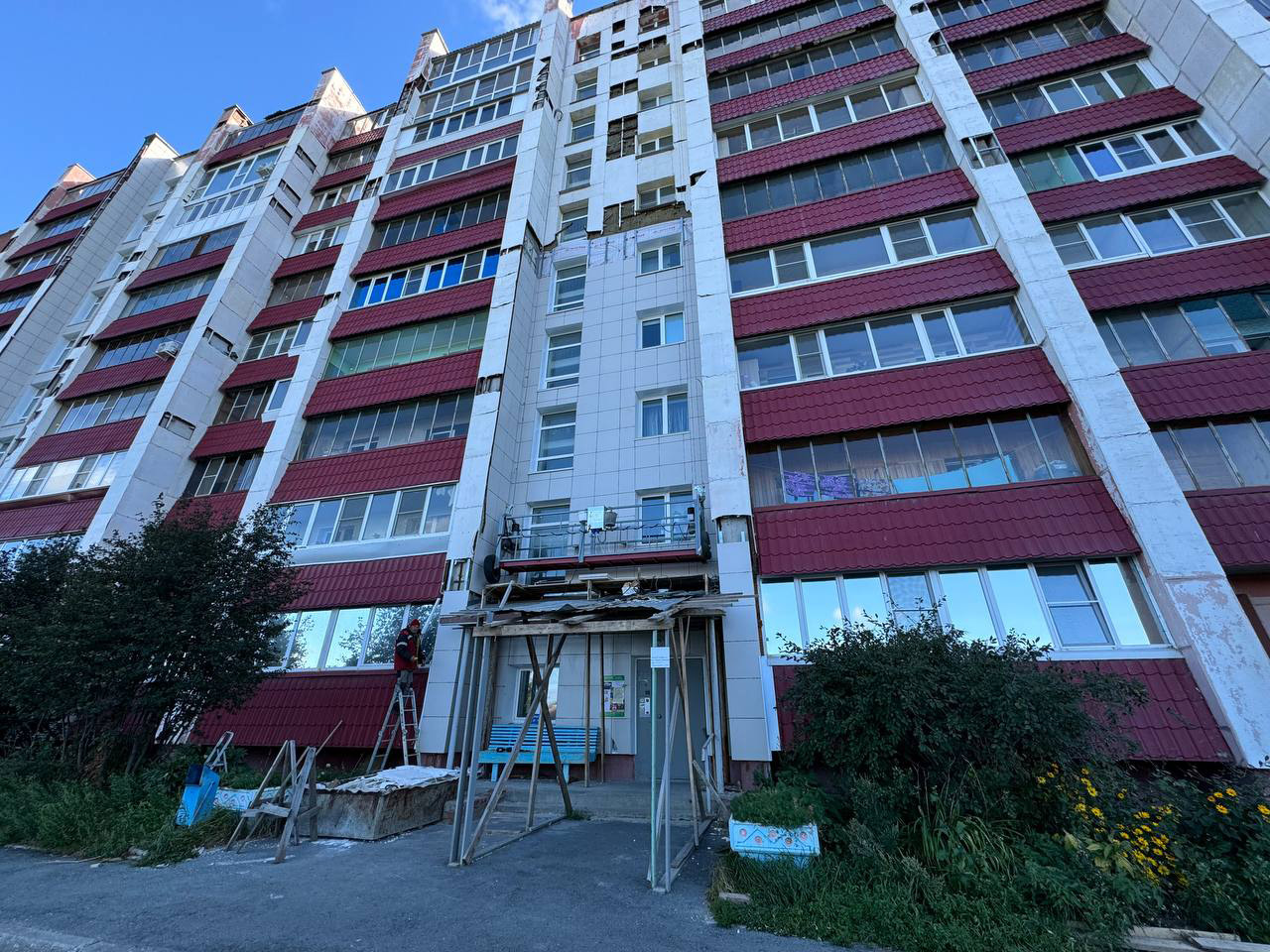 В Озерске во время сильного ветра сорвало облицовку жилого дома В Озерске во время сильного ветра сорвало облицовку жилого дома