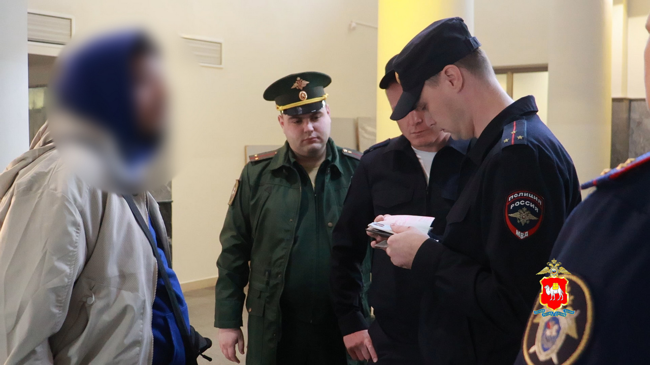 В ходе рейда в челябинском аэропорту проверили более 200 иностранцев В ходе рейда в челябинском аэропорту проверили более 200 иностранцев