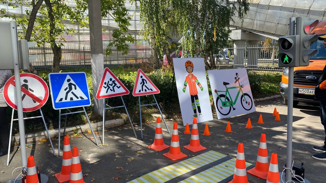 Школьники поселка Вахрушево раскрасили пешеходный переход в Копейске Школьники поселка Вахрушево раскрасили пешеходный переход в Копейске