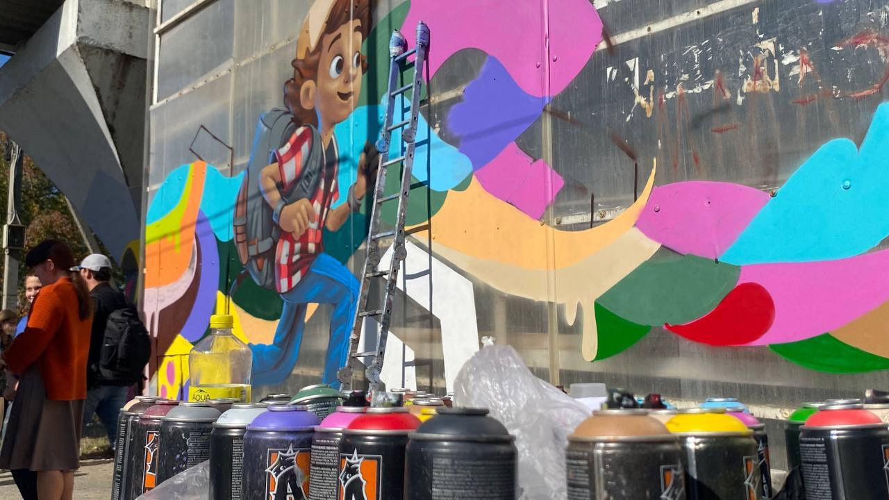 Школьники поселка Вахрушево раскрасили пешеходный переход в Копейске Школьники поселка Вахрушево раскрасили пешеходный переход в Копейске