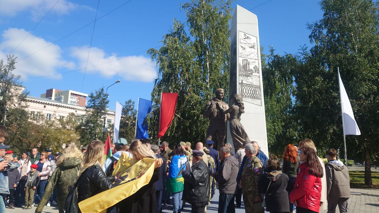 Памятник защитникам Отечества открыли в Челябинске