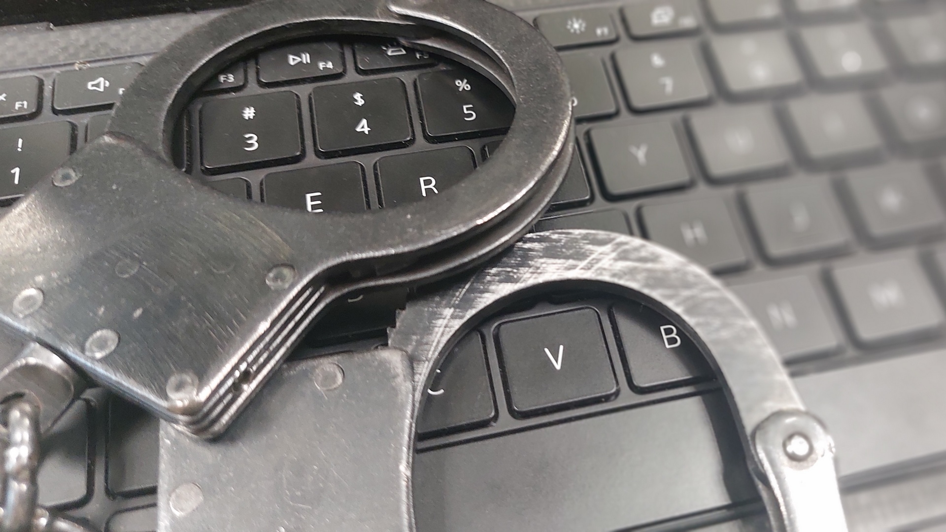 Пенсионерка помогла задержать двух курьеров мошенников под Челябинском Пенсионерка помогла задержать двух курьеров мошенников под Челябинском