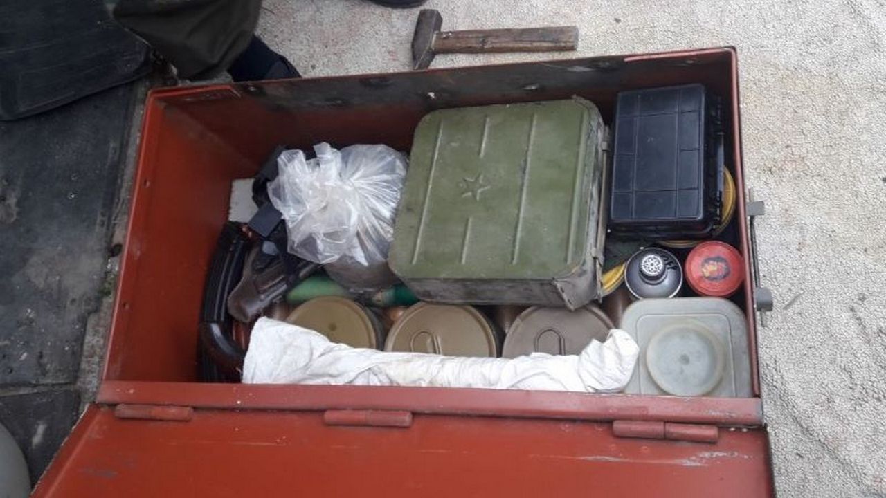 Челябинец хранил в гараже оружие, сотни патронов и дымовые шашки Челябинец хранил в гараже оружие, сотни патронов и дымовые шашки
