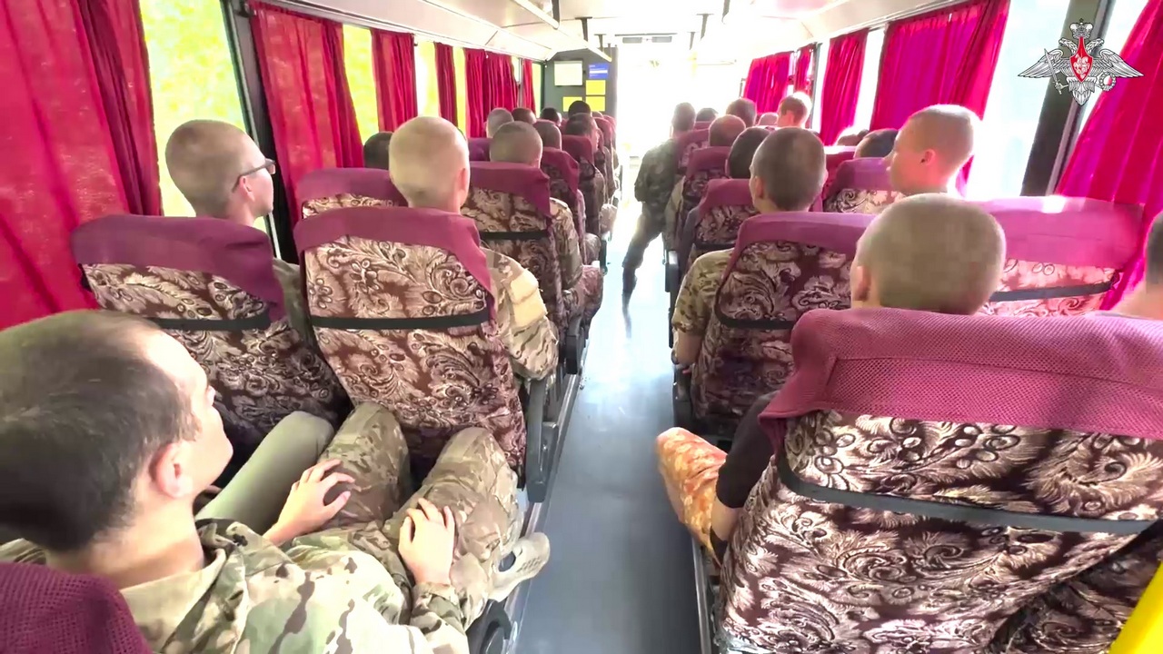 Военнослужащий из Челябинской области вернулся домой из украинского плена Военнослужащий из Челябинской области вернулся домой из украинского плена