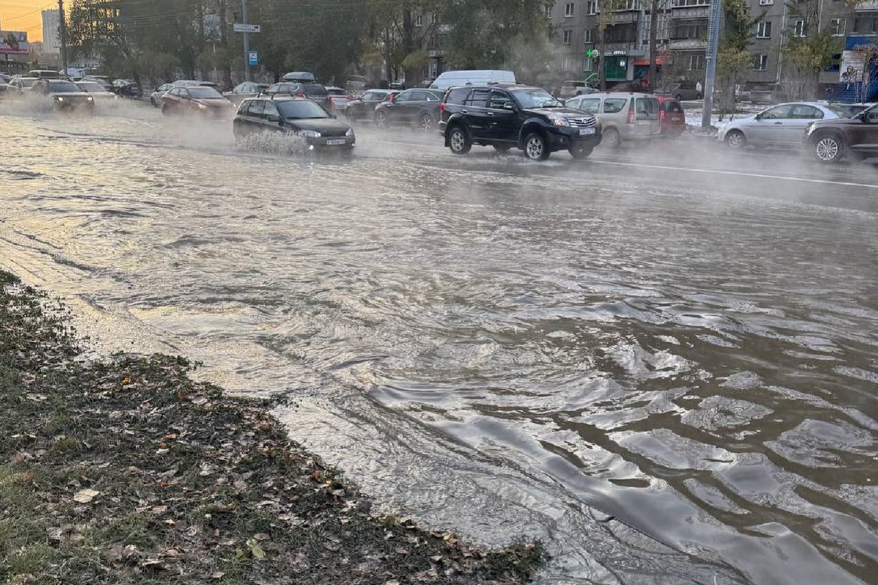 Вода залила улицу в Челябинске из-за коммунальной аварии Вода залила улицу в Челябинске из-за коммунальной аварии