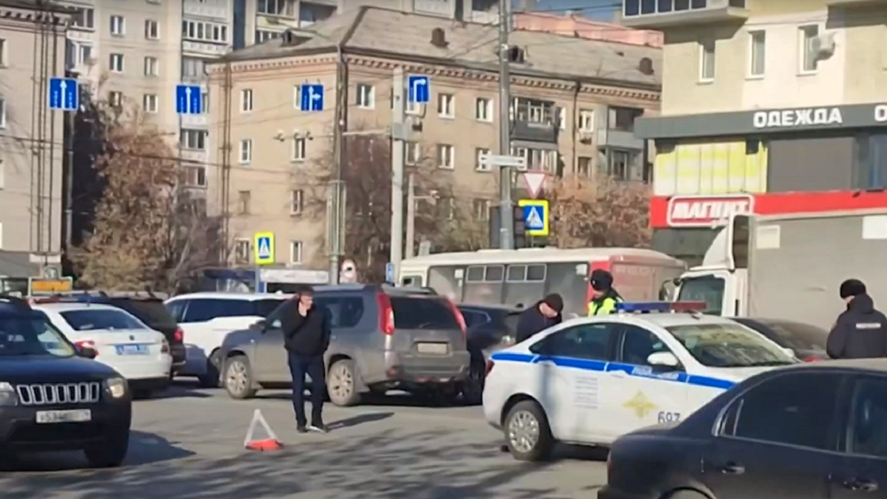 В Челябинске скончалась сбитая фурой пожилая женщина В Челябинске скончалась сбитая фурой пожилая женщина