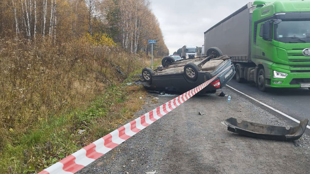 Автомобиль перевернулся на трассе М5 в Челябинской области, пострадала девушка