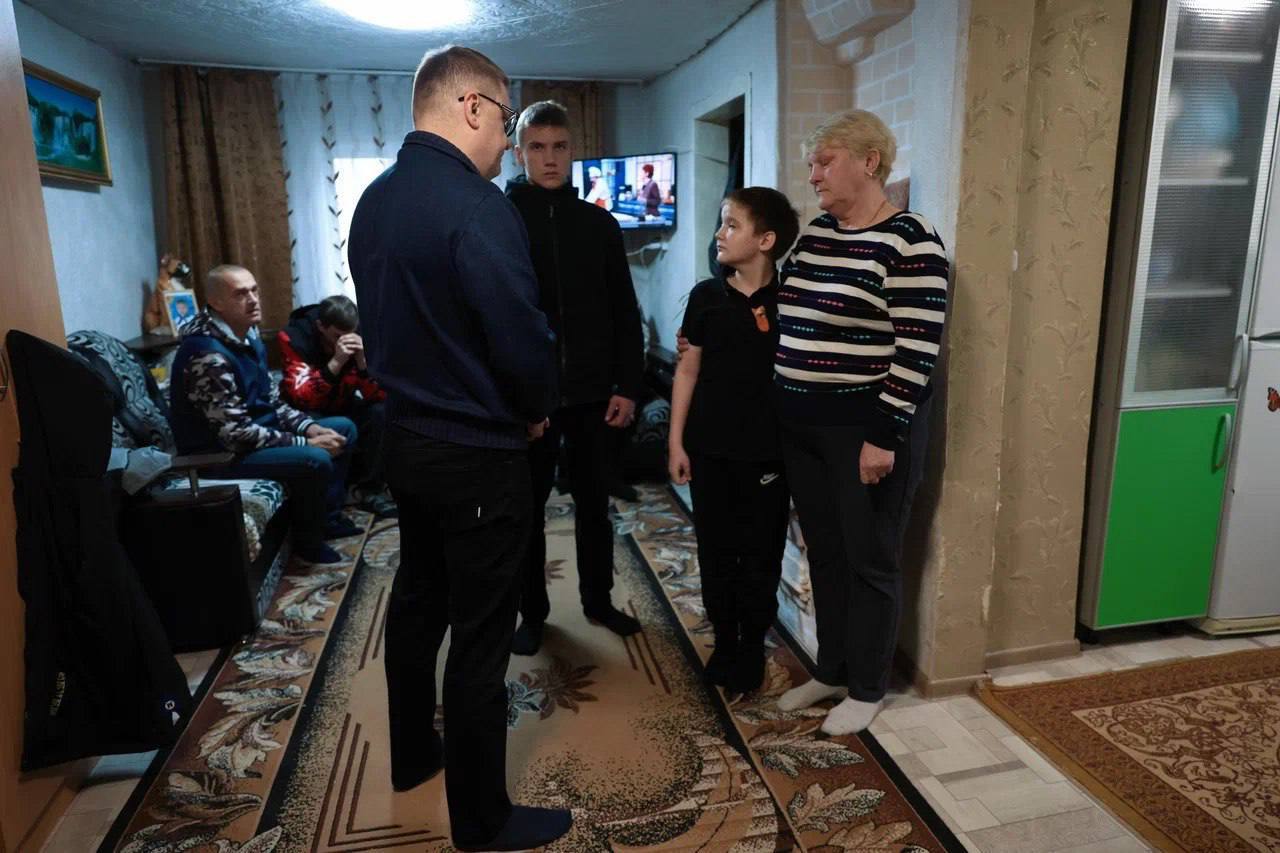Губернатор Текслер приехал в Коркино на прощание с убитой женщиной Губернатор Текслер приехал в Коркино на прощание с убитой женщиной