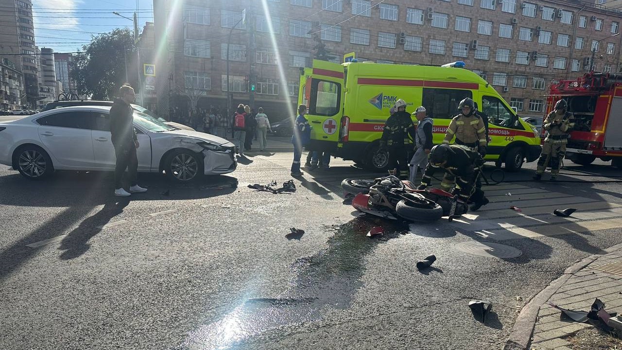 Автомобиль сбил мотоциклиста в центре Челябинска