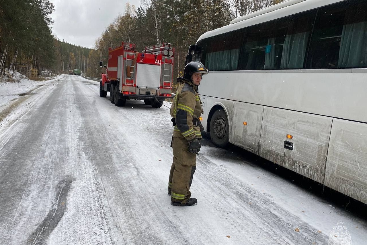 Автобус с пассажирами застрял на трассе в Челябинской области из-за гололедицы Автобус с пассажирами застрял на трассе в Челябинской области из-за гололедицы