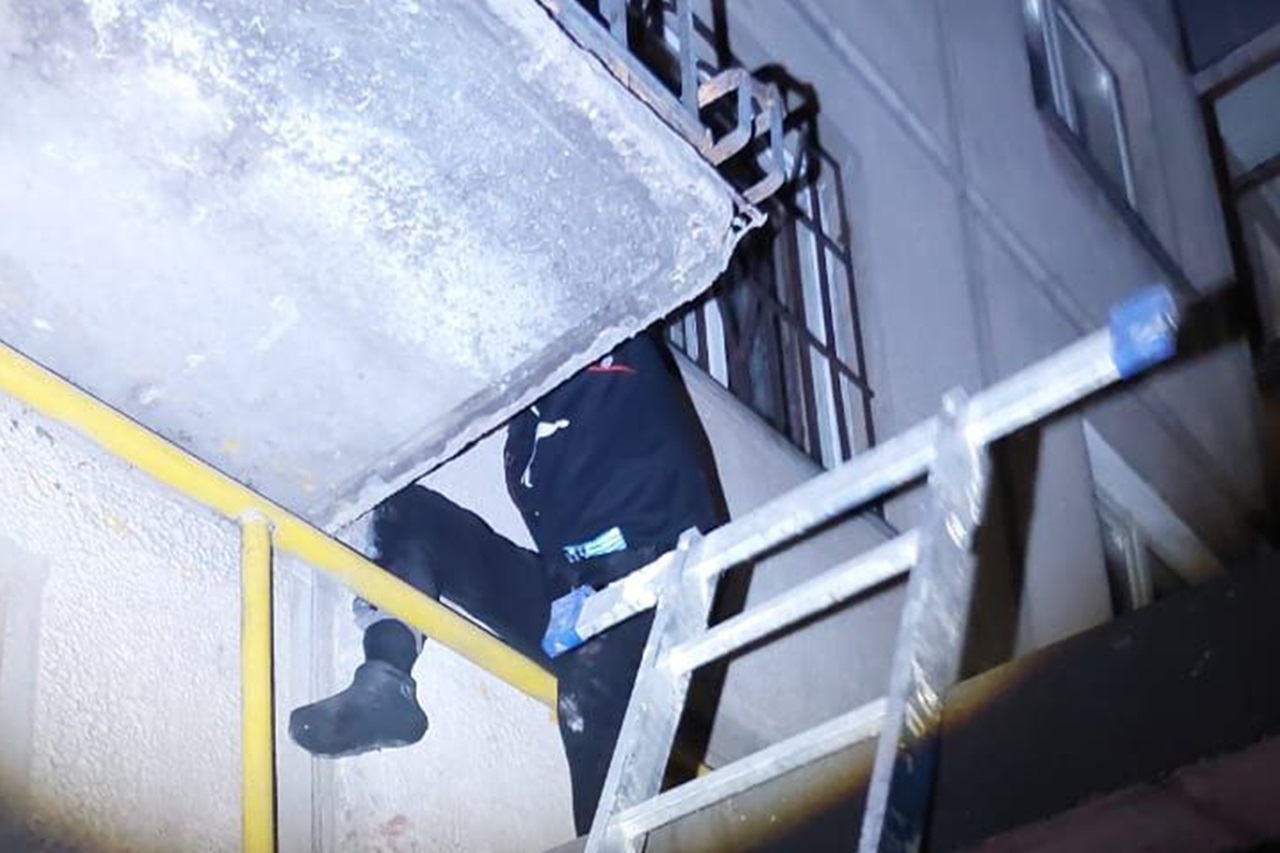 В Магнитогорске мужчина выпал с балкона и повис на газовой трубе В Магнитогорске мужчина выпал с балкона и повис на газовой трубе