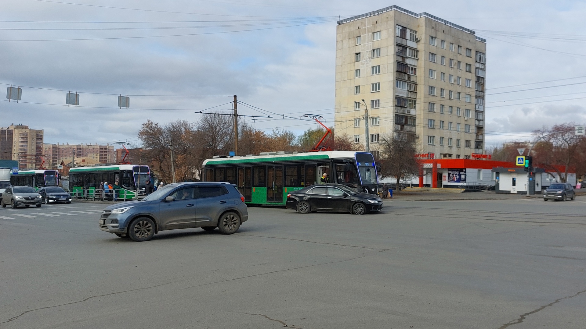 Столкновение автомобиля и трамвая спровоцировало пробку в Челябинске Столкновение автомобиля и трамвая спровоцировало пробку в Челябинске