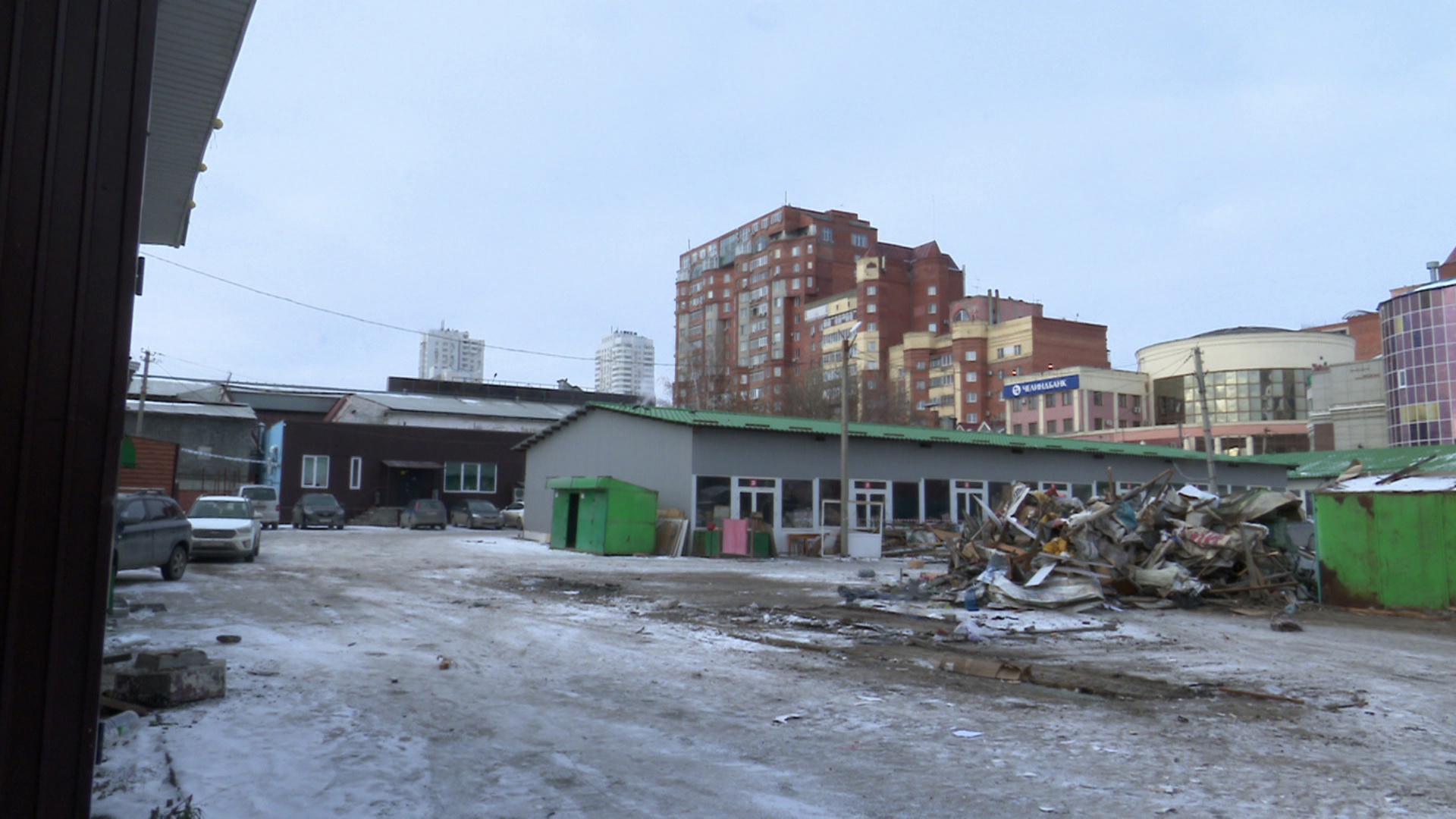 Старейший рынок начали разбирать в центре Челябинска Старейший рынок начали разбирать в центре Челябинска