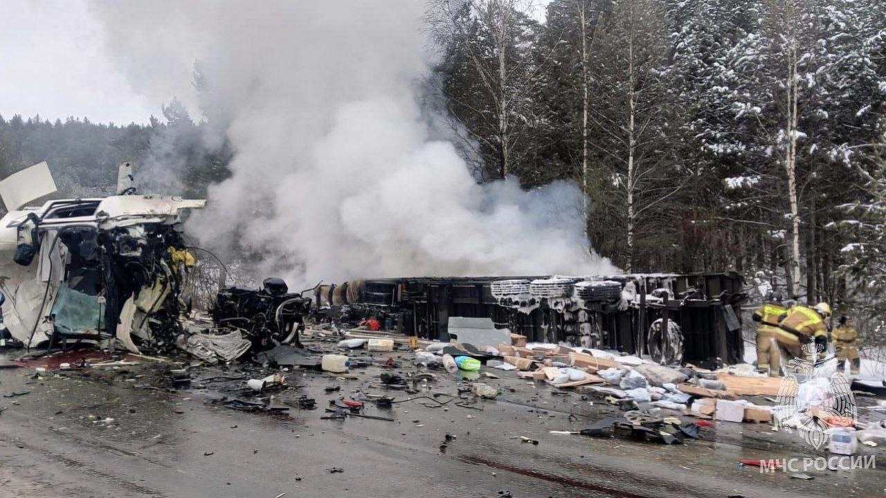 Два человека погибли при столкновении 4 автомобилей на трассе М5 в Челябинской области Два человека погибли при столкновении 4 автомобилей на трассе М5 в Челябинской области