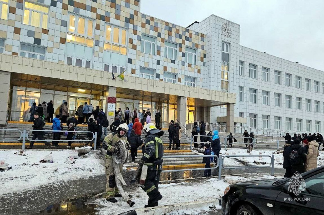 Из школы в Челябинске эвакуировали 830 человек Из школы в Челябинске эвакуировали 830 человек