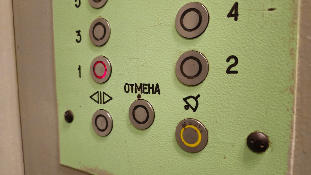 Лифт обрушился в челябинской многоэтажке Лифт обрушился в челябинской многоэтажке