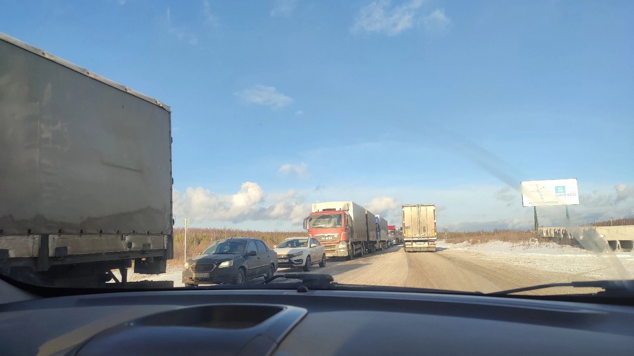 В Челябинской области водители продолжают стоять в пробках на заснеженных трассах В Челябинской области водители продолжают стоять в пробках на заснеженных трассах