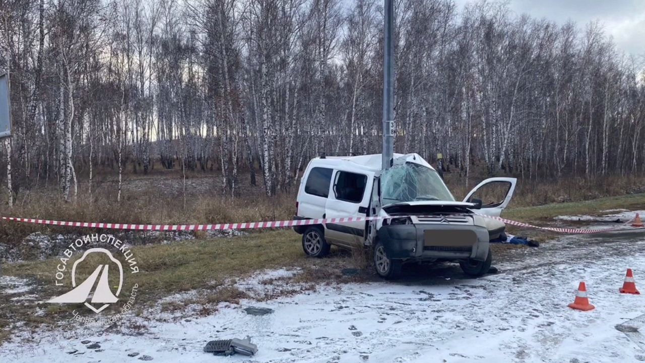 Водитель врезался в столб и погиб на трассе под Челябинском Водитель врезался в столб и погиб на трассе под Челябинском