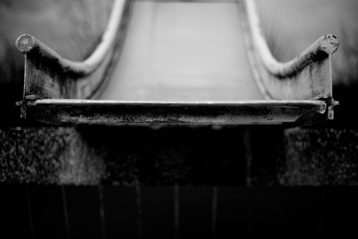 Школьница из Копейска скатилась с горки и получила травму ноги