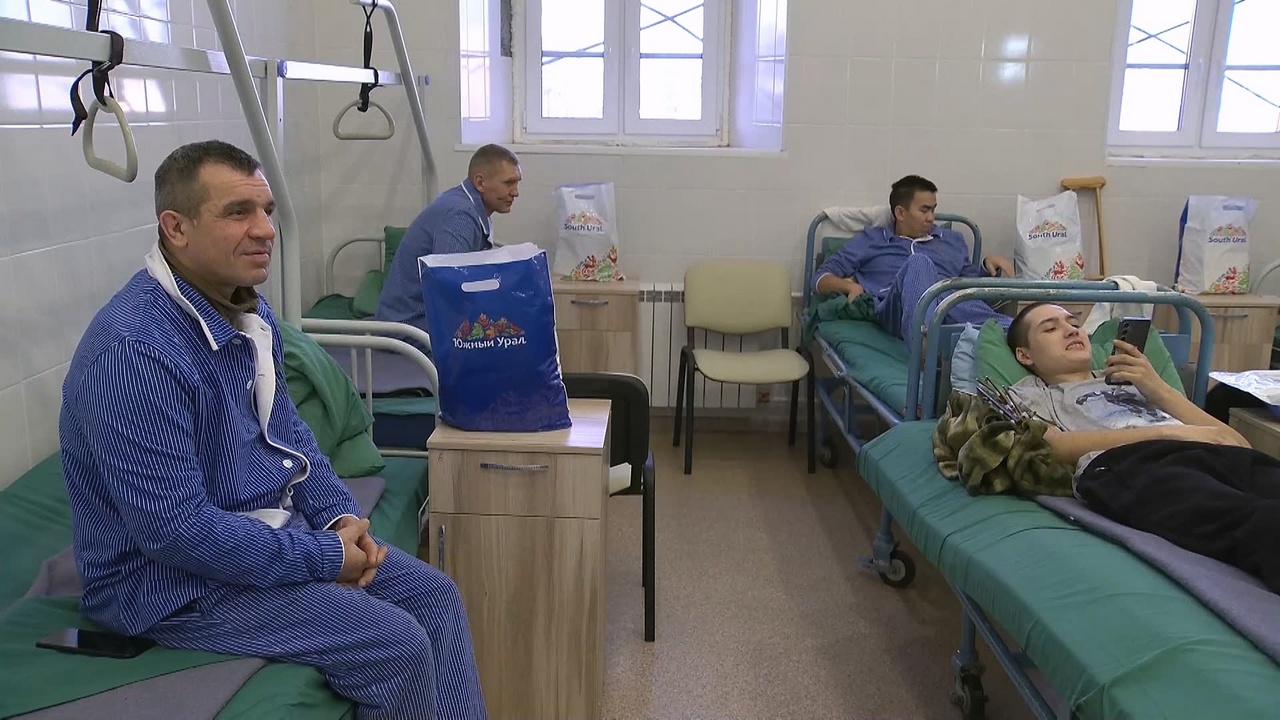 Алексей Текслер поздравил с наступающим Новым годом бойцов в военном госпитале