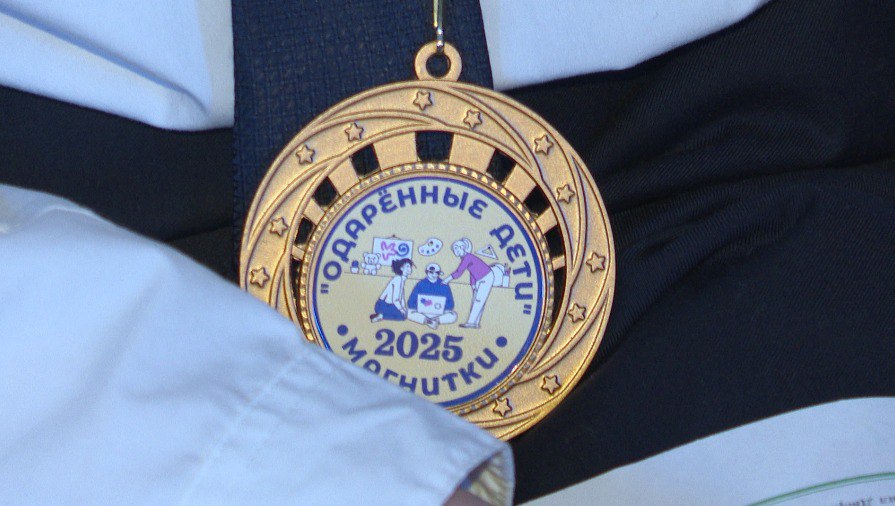 Новогоднюю елку для школьников организовали в администрации Магнитогорска