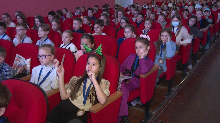 Новогоднюю елку для школьников организовали в администрации Магнитогорска