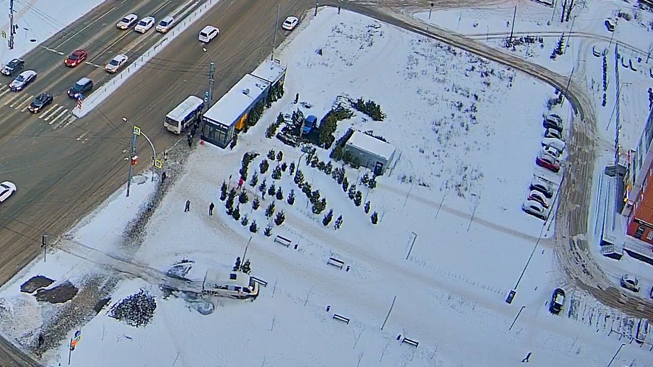 Маршрутка с пассажирами вылетела на тротуар в Челябинске