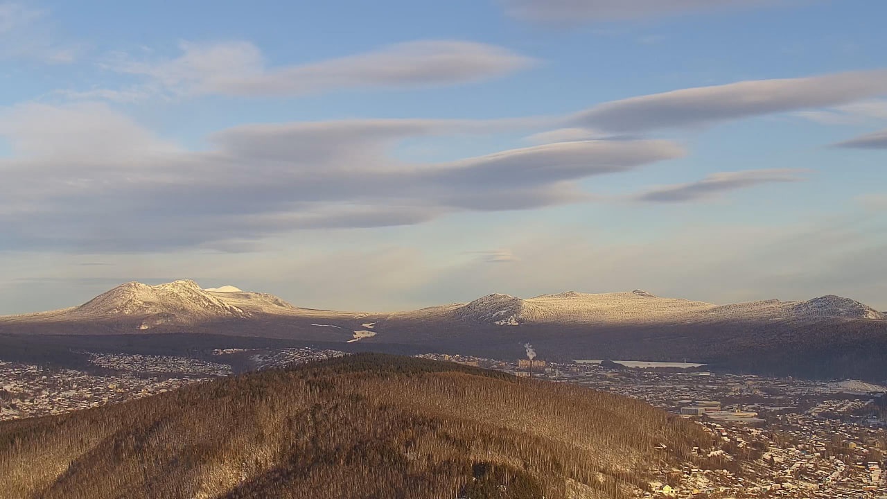 Облака-тарелки образовались в горах Челябинской области