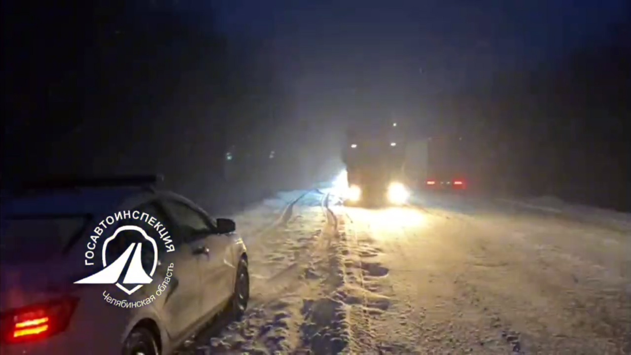 Снегопад спровоцировал пробку на трассе М5 в Челябинской области Снегопад спровоцировал пробку на трассе М5 в Челябинской области