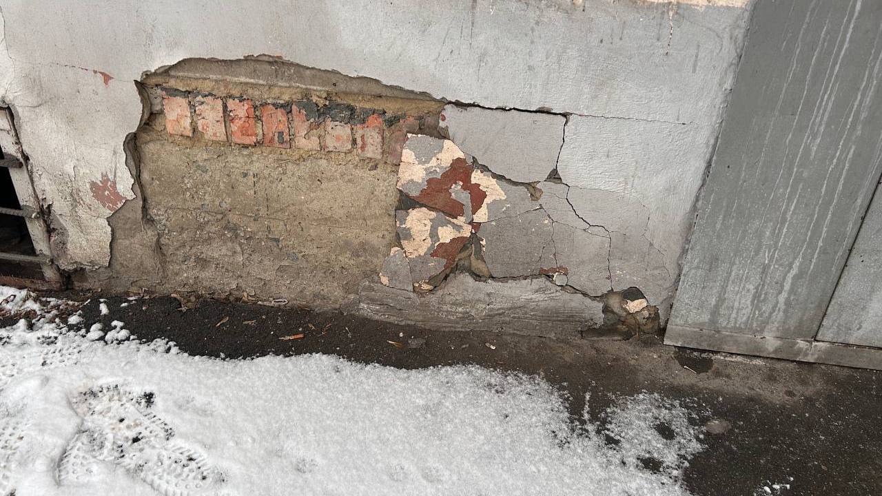 "Запах невозможный": жильцы дома в Челябинске жалуются на зловоние в квартирах