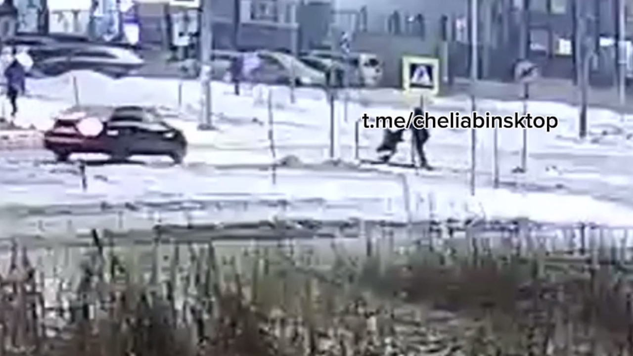Автомобиль сбил коляску с ребенком на пешеходном переходе в Челябинске Автомобиль сбил коляску с ребенком на пешеходном переходе в Челябинске