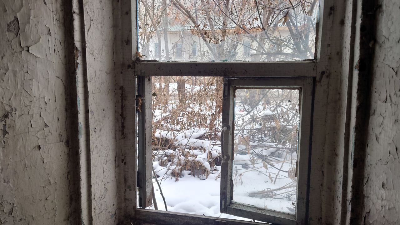 Доски падают с потолка: как люди в Миассе живут в доме 1917 года постройки