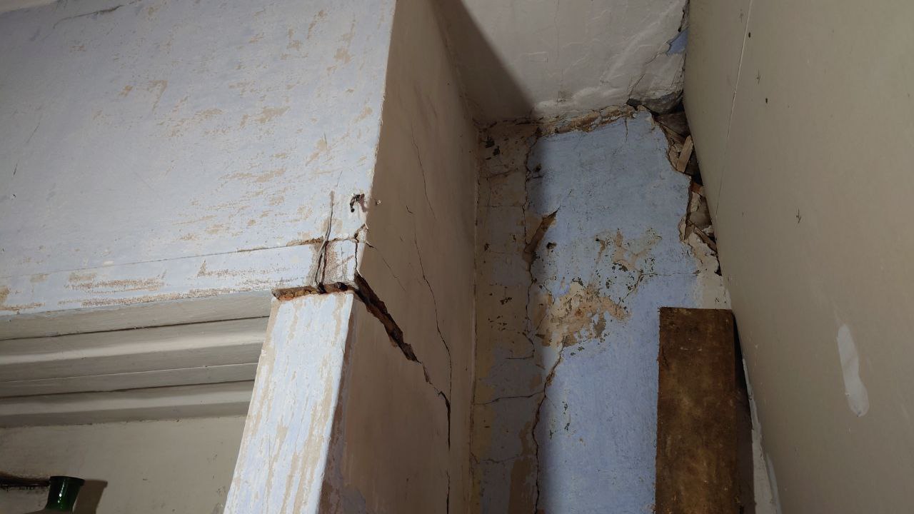 Доски падают с потолка: как люди в Миассе живут в доме 1917 года постройки