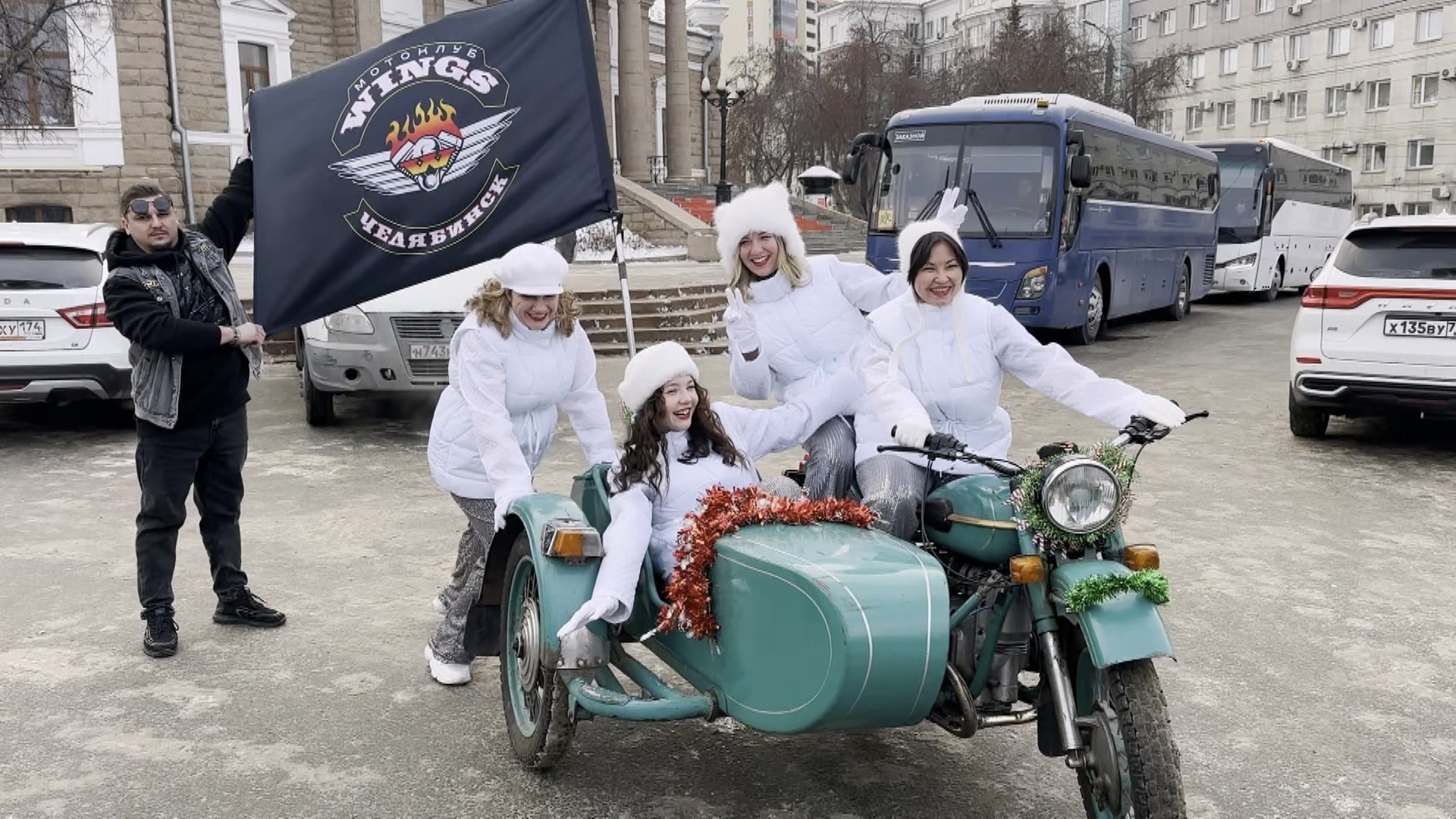 Жителей Челябинска поздравили байкеры в костюме Деда Мороза и Снегурочки Жителей Челябинска поздравили байкеры в костюме Деда Мороза и Снегурочки