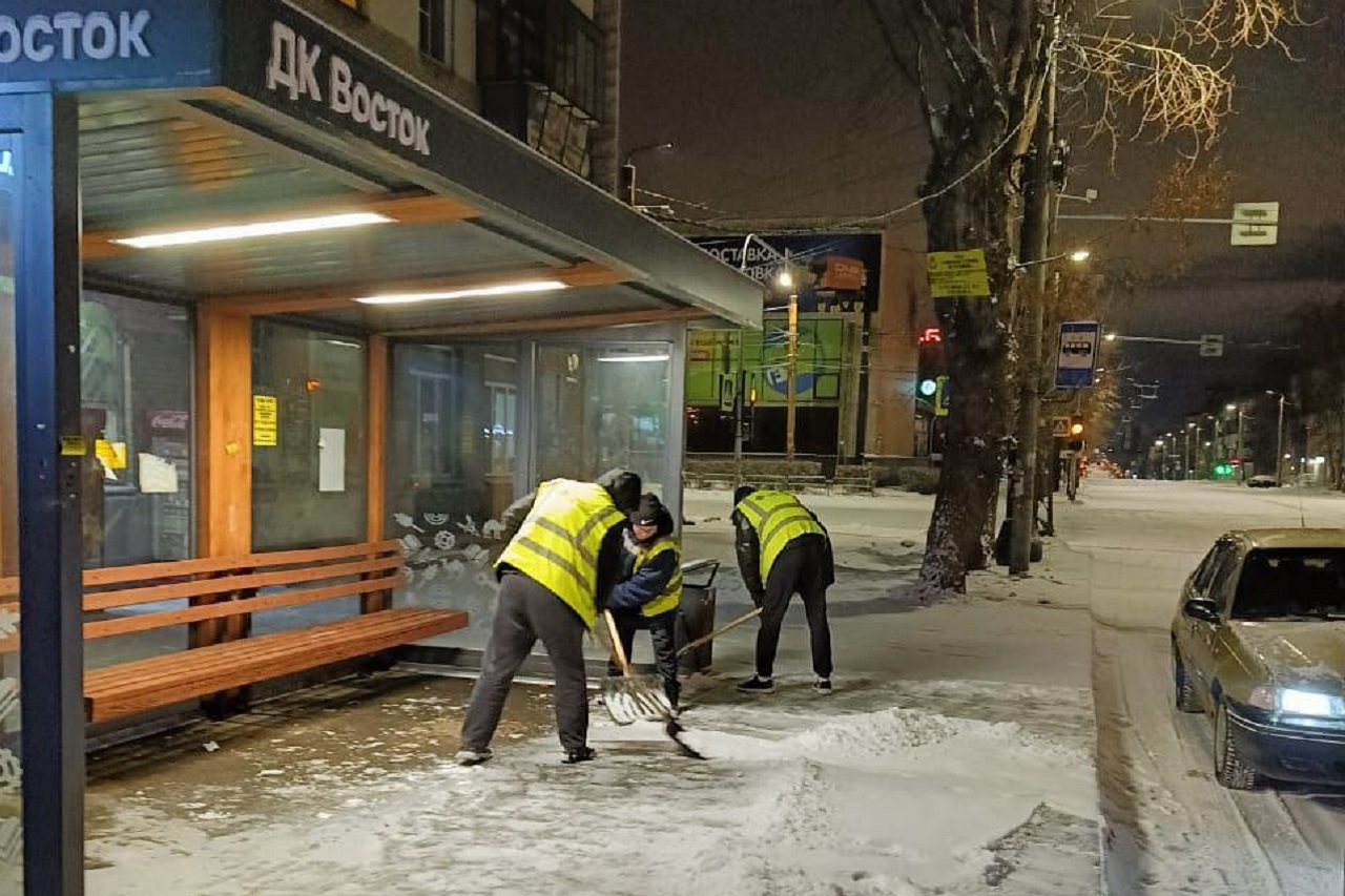 Почти 600 рабочих вышли на уборку снега в Челябинске