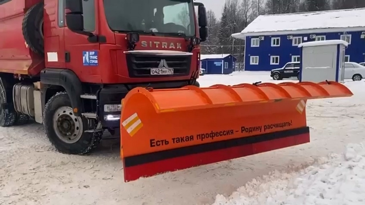 "Профессия – Родину расчищать": необычную машину для уборки снега заметили в Челябинской области