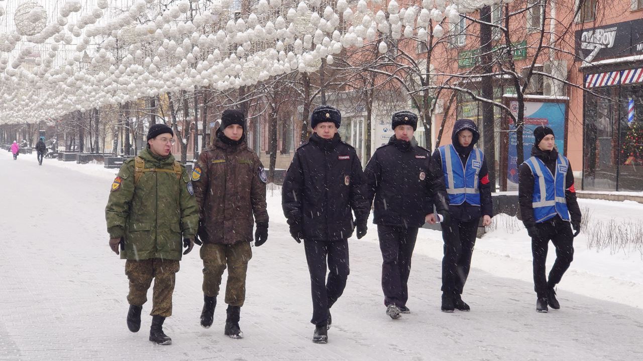 В Челябинске народные дружинники и казаки патрулируют улицы В Челябинске народные дружинники и казаки патрулируют улицы