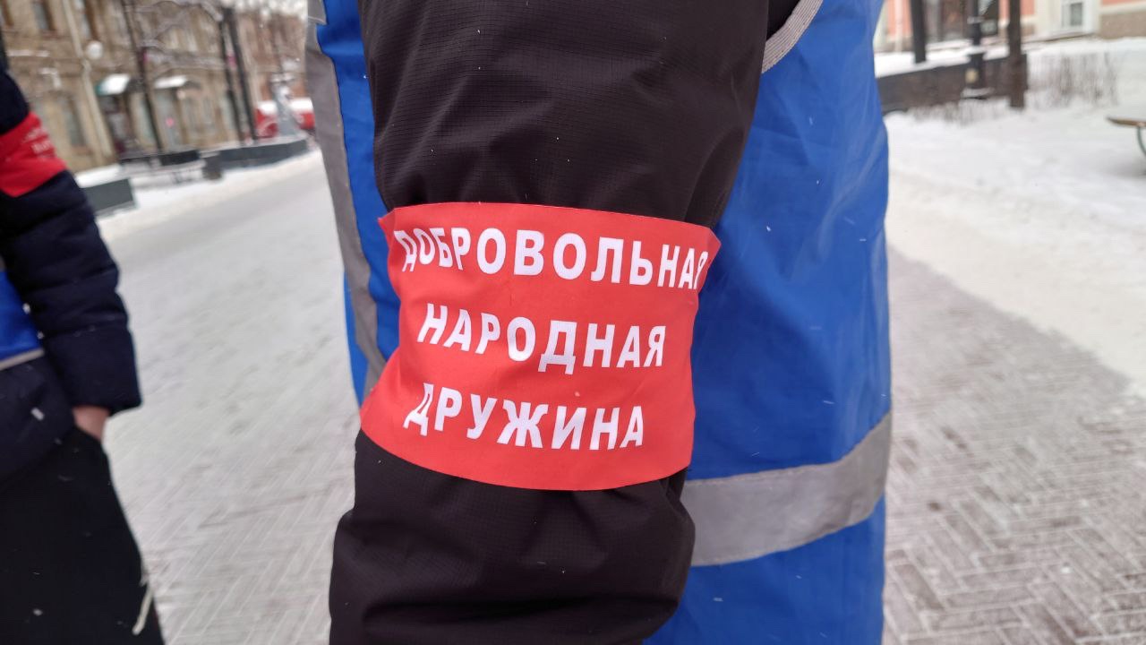 В Челябинске народные дружинники и казаки патрулируют улицы В Челябинске народные дружинники и казаки патрулируют улицы