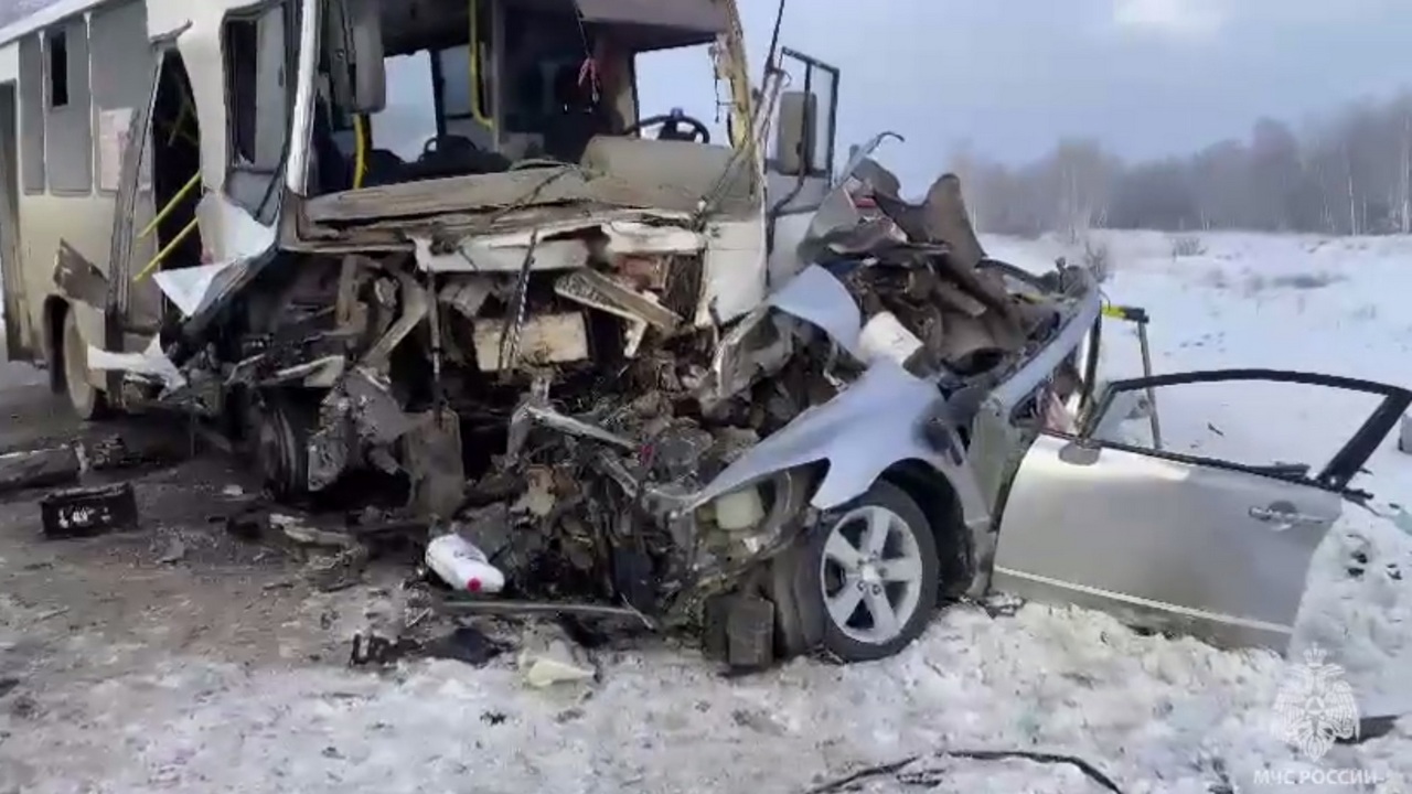 Пассажирский автобус попал в ДТП в Челябинской области: есть погибшие и раненые