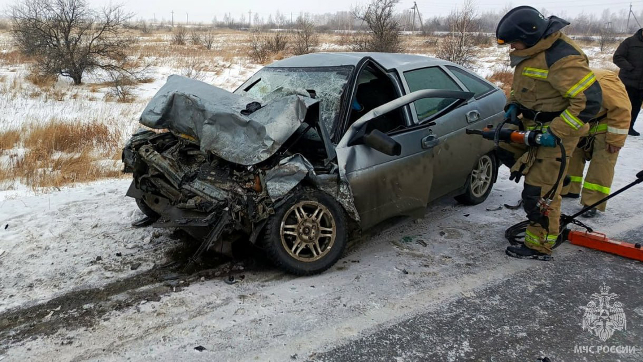 Фургон пошел на обгон: два человека погибли в ДТП на юге Челябинской области Фургон пошел на обгон: два человека погибли в ДТП на юге Челябинской области