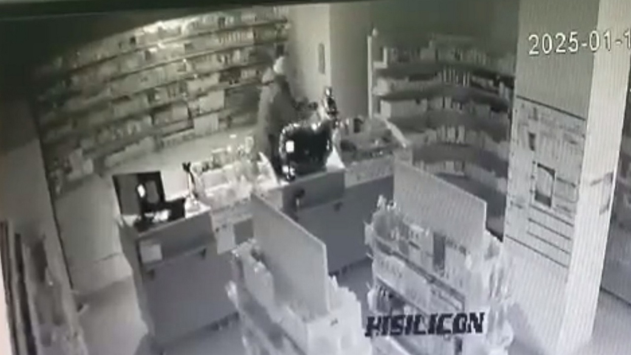 Неудачливый грабитель ювелирного магазина попал на камеры в Златоусте Неудачливый грабитель ювелирного магазина попал на камеры в Златоусте
