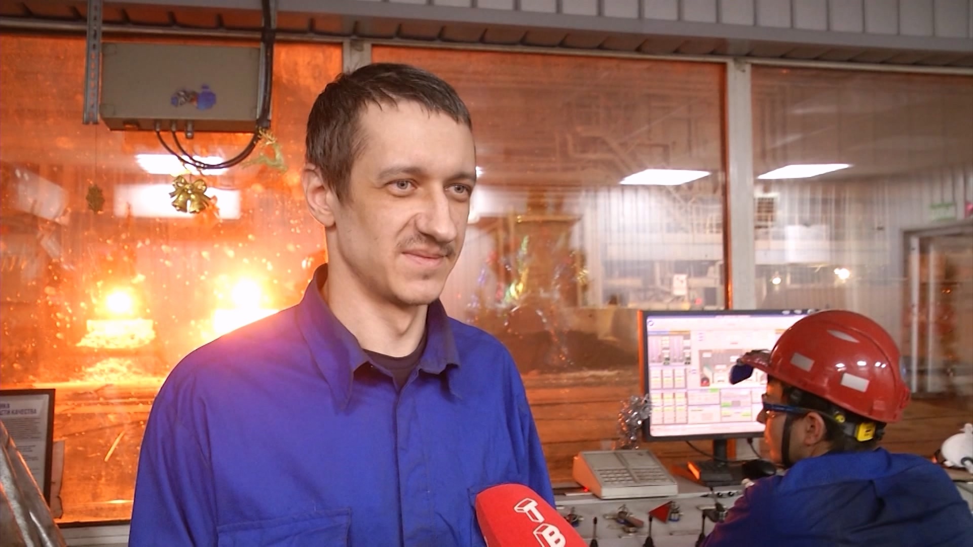 Укрощает огонь и сталь: как работает лучший работник месяца Магнитогорского металлургического комбината