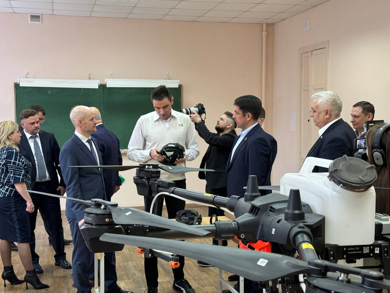 Инновации в сельском хозяйстве оценили депутаты Законодательного Собрания Челябинской области Инновации в сельском хозяйстве оценили депутаты Законодательного Собрания Челябинской области