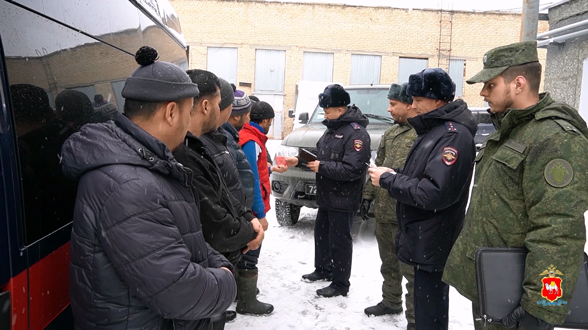 Силовики провели рейд на рынке и в двух цехах в Челябинске Силовики провели рейд на рынке и в двух цехах в Челябинске