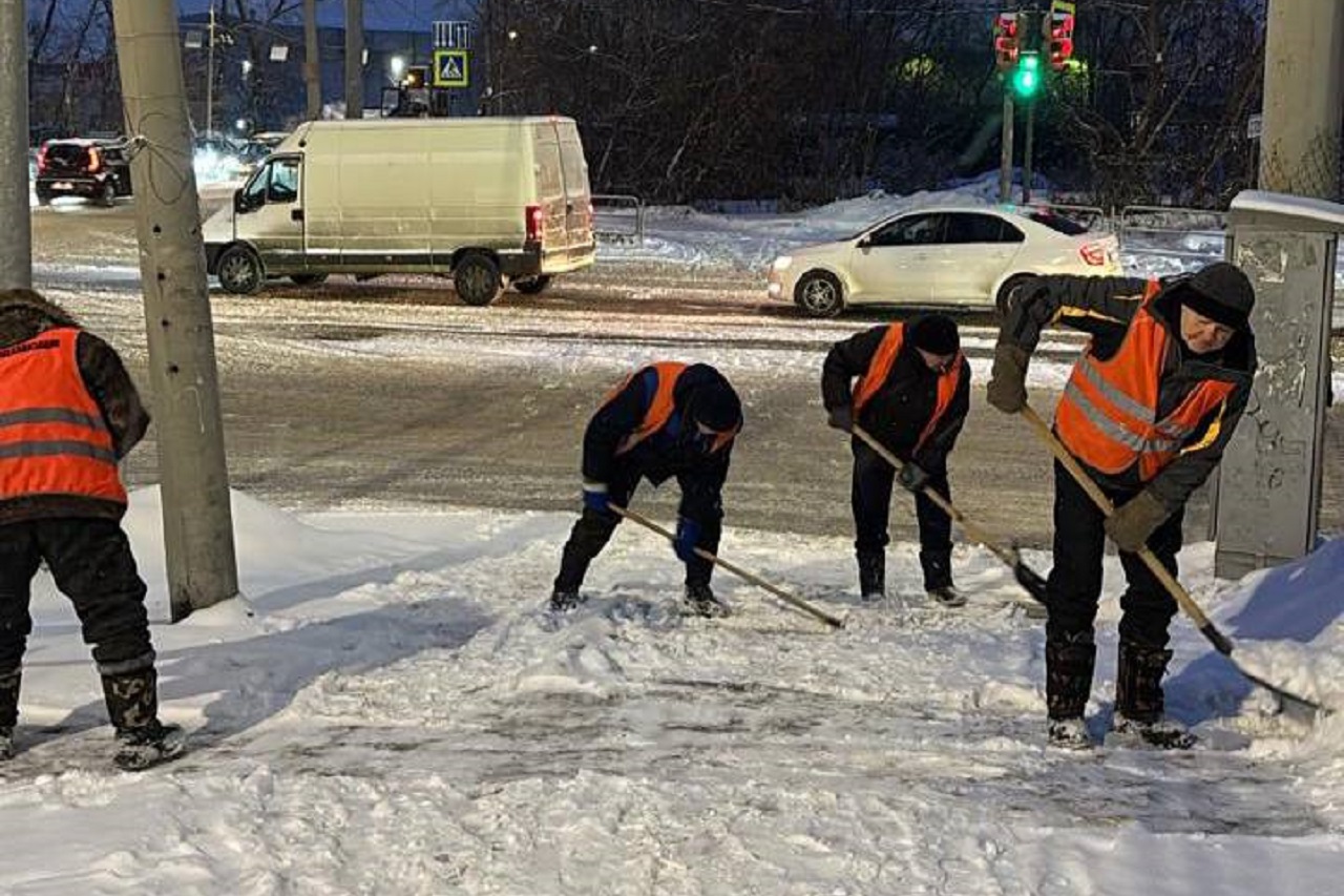 Более 600 рабочих задействовали для уборки снега в Челябинске