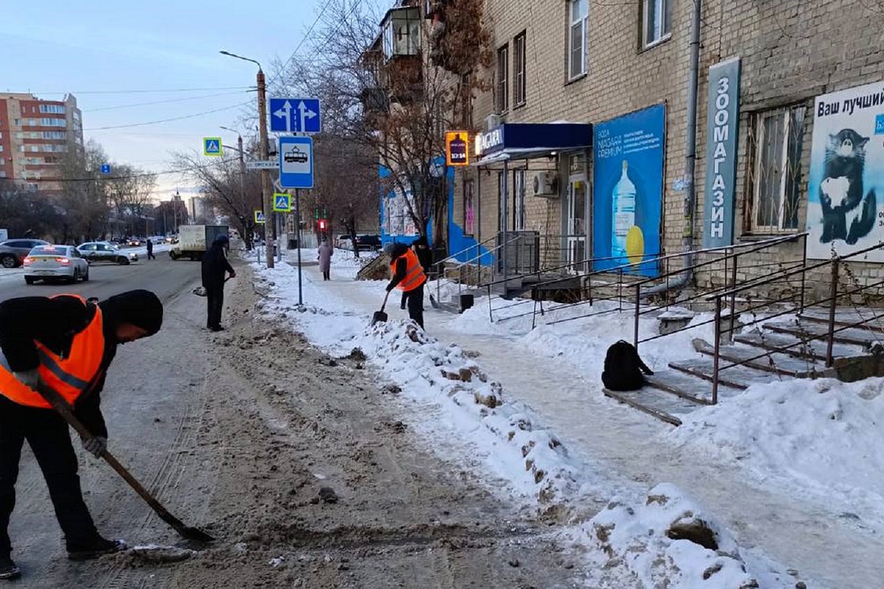 Более 2000 человек задействованы в борьбе с гололедом в Челябинске