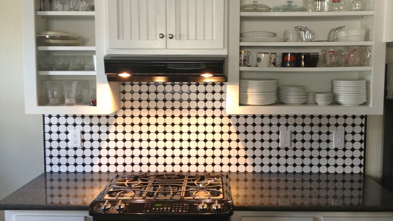 Берут деньги и пропадают: челябинцы жалуются на недобросовестных продавцов мебели