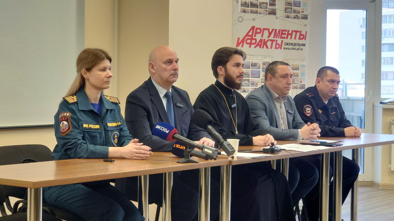 Часовню из снега весом 25 тонн построили в Челябинской области Часовню из снега весом 25 тонн построили в Челябинской области