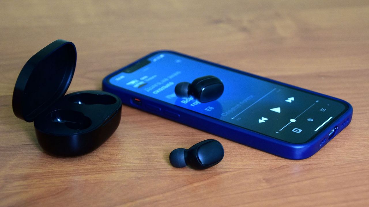 Жители Челябинска рассказали, чем занимаются по пути на работу