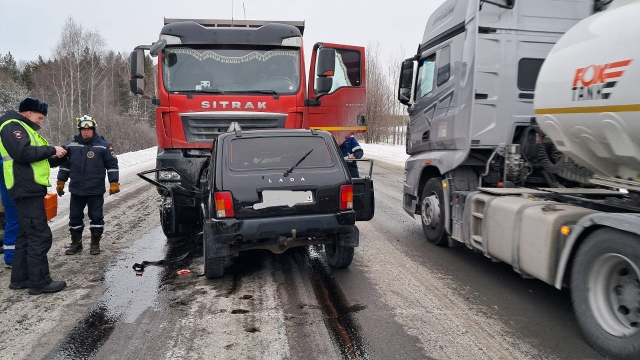 Водитель внедорожника погиб в лобовом ДТП с грузовиком в Челябинской области Водитель внедорожника погиб в лобовом ДТП с грузовиком в Челябинской области